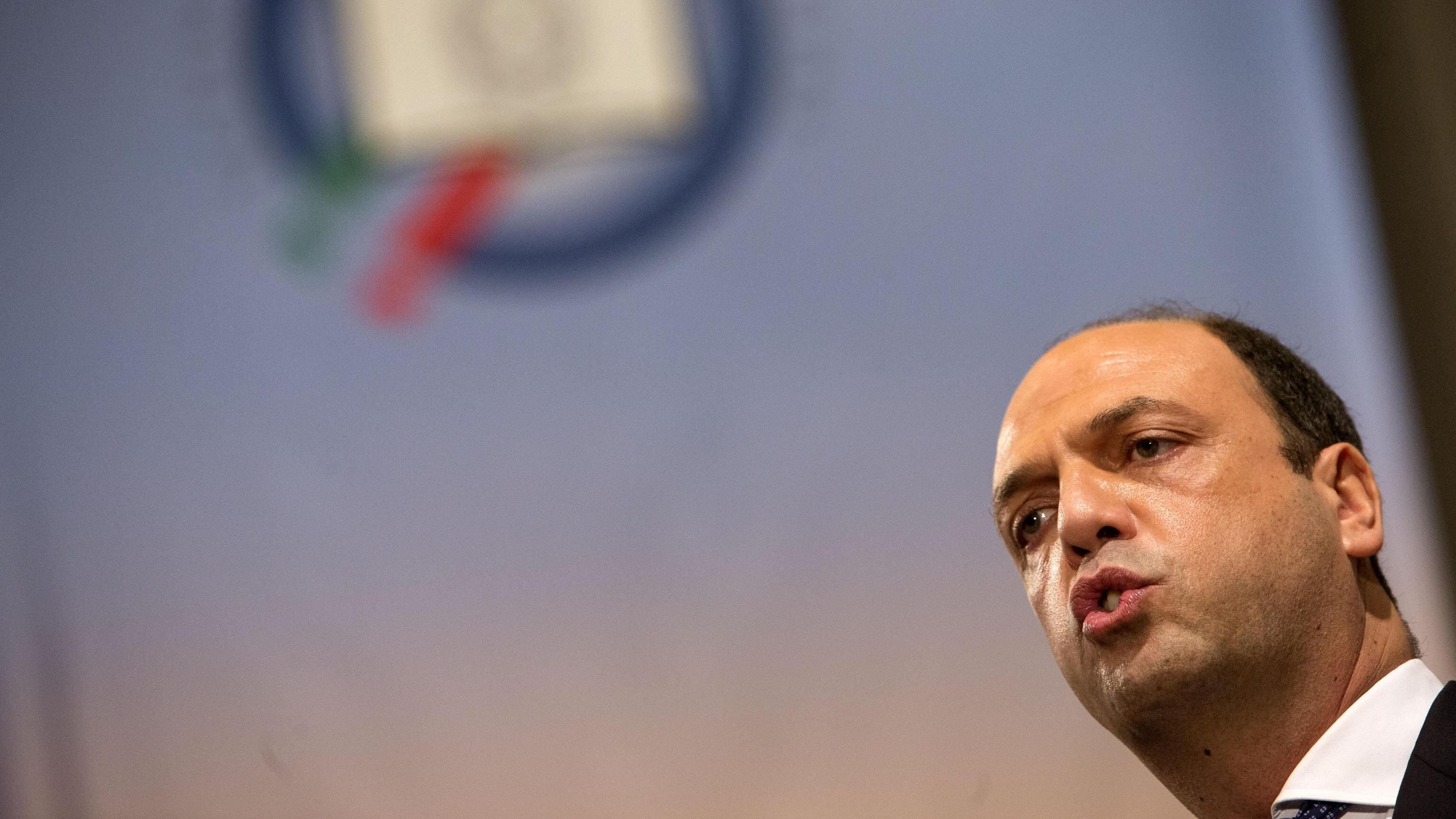 Alfano regala la residenza ai clandestini