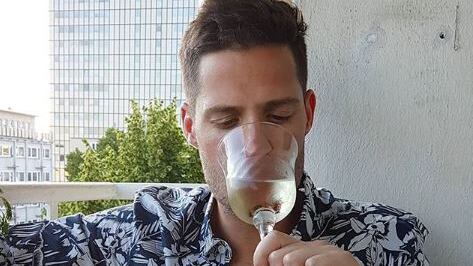 "Mi innamoro e viaggio senza spese". Parola di Tindersurfer