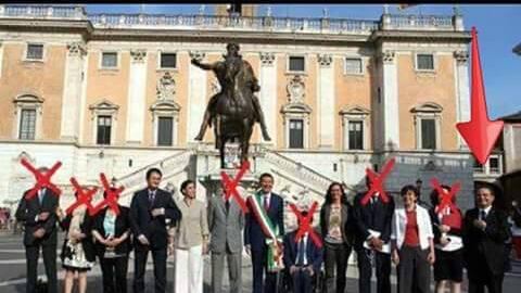 Così la Raggi attaccava Marino. E ora affonda nello stesso modo