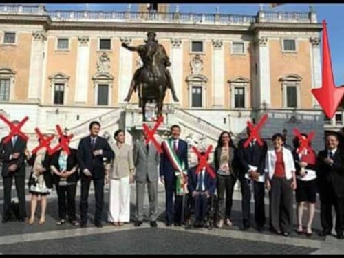 Così la Raggi attaccava Marino. E ora affonda nello stesso modo