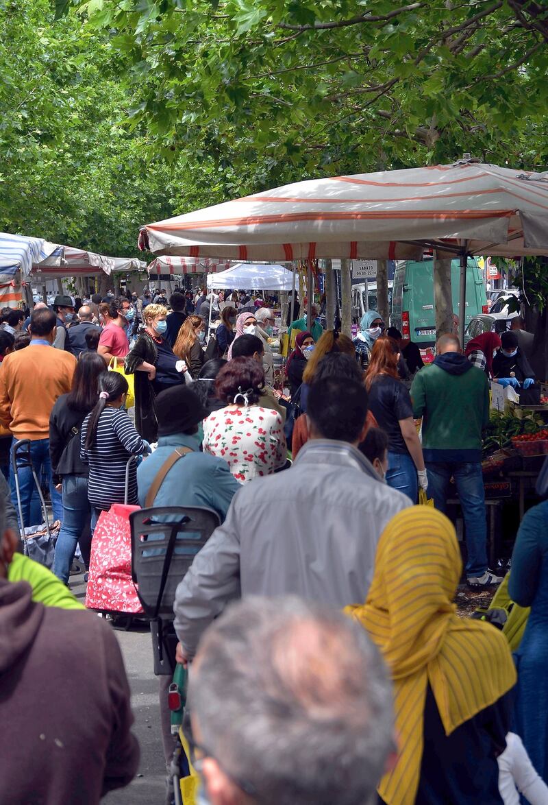 Gente accalcata ai mercati aperti a Milano in pieno coronavirus 5
