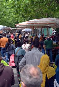 Gente accalcata ai mercati aperti a Milano in pieno coronavirus 5