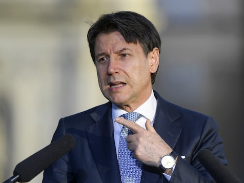 Un'altra sconfitta per Conte: stop a condono e assunzioni