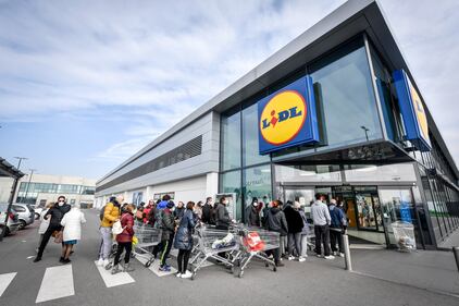 Code al supermercato nella zona del lodigiano colpita dal Coronavirus 3