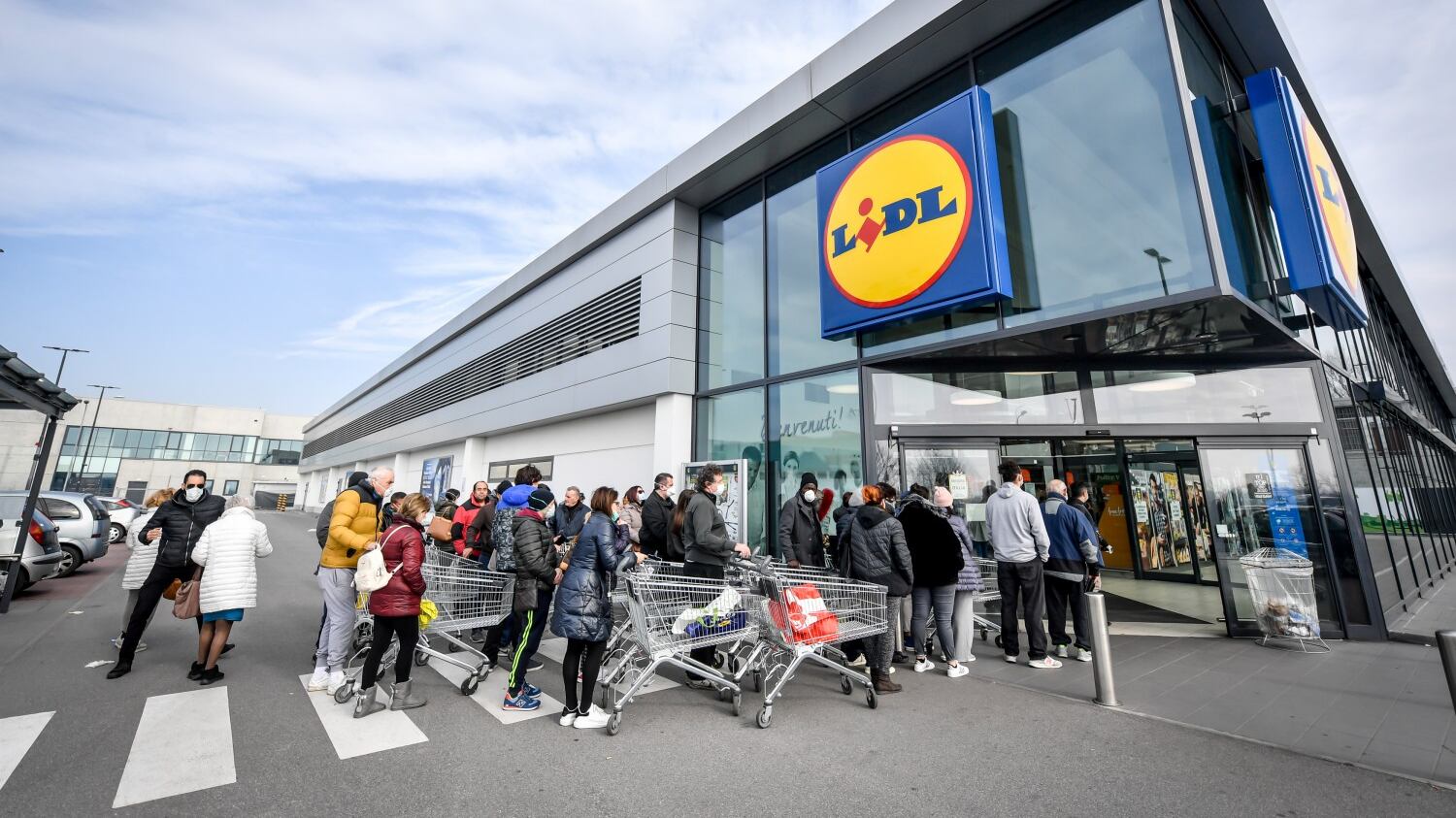 Corsa agli acquisti e i supermercati vendono il 50% in più
