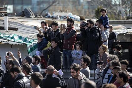 Salvini fra le baracche dei rom: "Da incivili vivere in un campo" 8