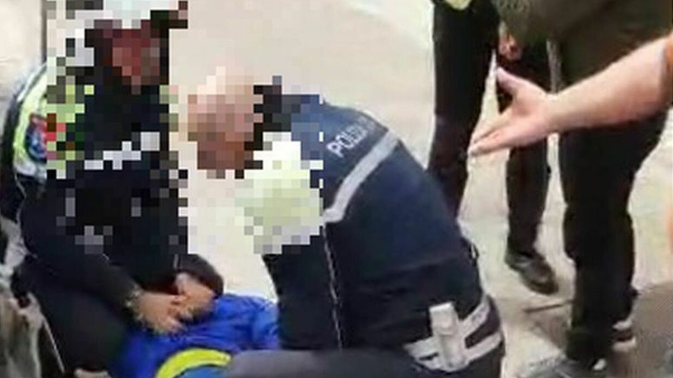 Un corriere lascia il furgone sulle strisce: la reazione dei vigili di Taranto