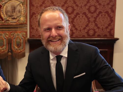 "Migranti irregolari? In Sardegna...". Ira bipartisan sul sindaco di Como