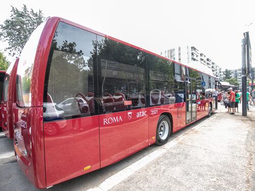 Scende dal bus e scatta la multa: botta super green pass