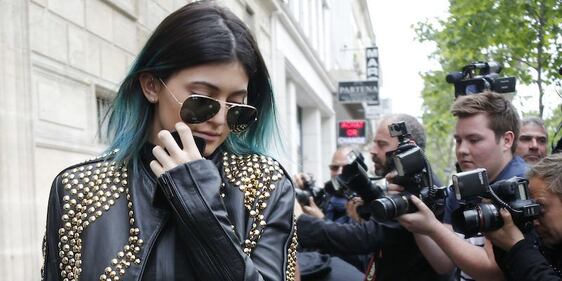 Kylie Jenner, scollatura hot alla serata taco 10