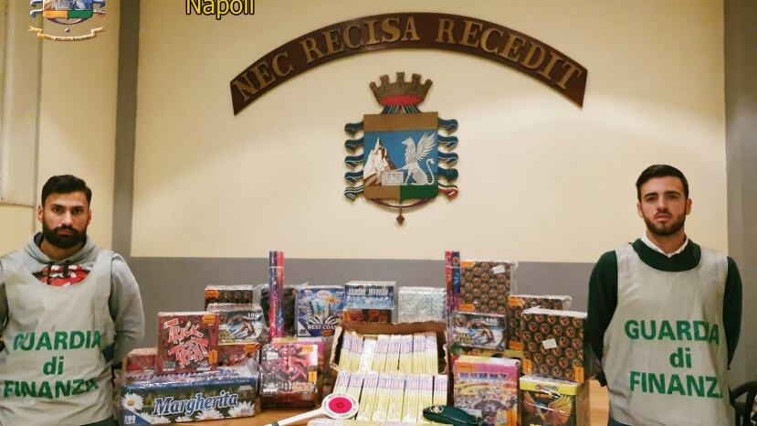 Maxi sequestro di fuochi d’artificio illegali nel quartiere di Poggioreale