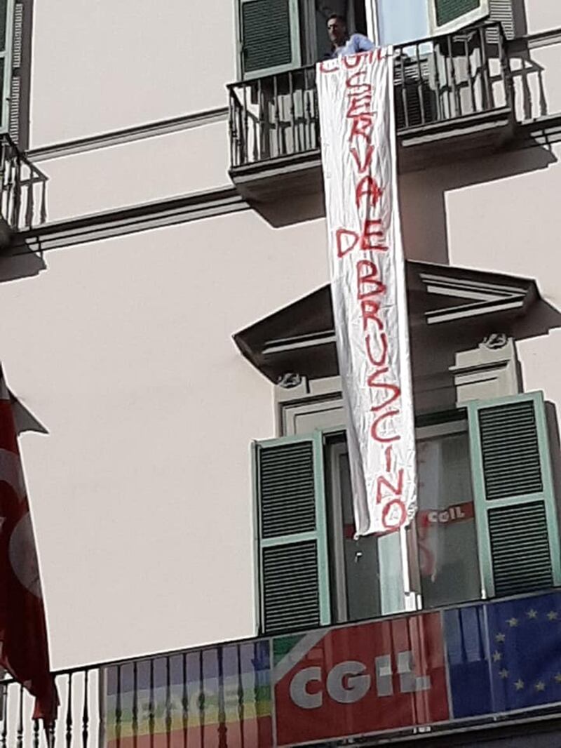 Occupano segreteria della Cgil a Napoli: la protesta dei licenziati Ambiente 2