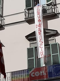 Occupano segreteria della Cgil a Napoli: la protesta dei licenziati Ambiente 2