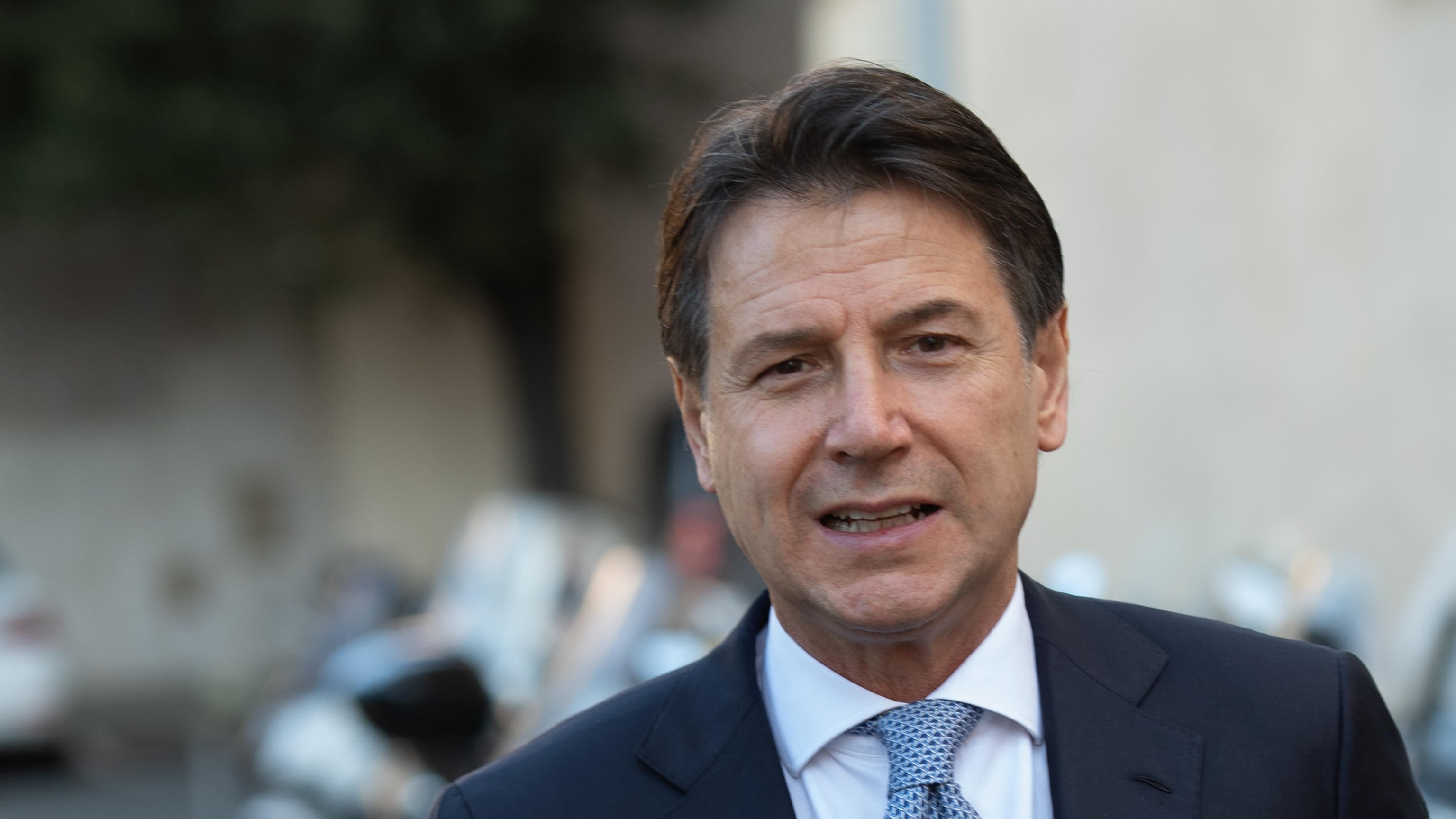 "Incarichi da 400mila euro". Guardia di finanza a casa di Conte