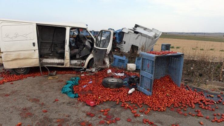 Tragedia a Foggia, scontro contro un tir: muoiono quattro braccianti