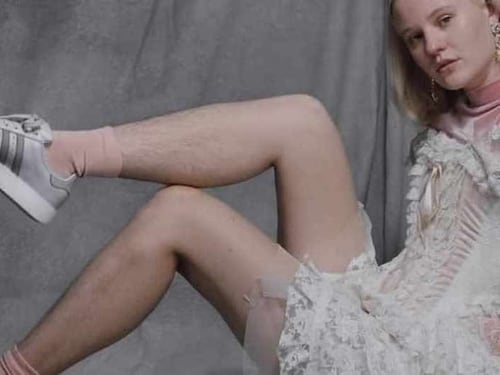 L'artista non depilata per Adidas: "Chiunque può essere femminile"