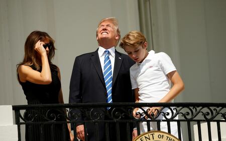 Trump guarda l'eclissi senza occhiali protettivi 8