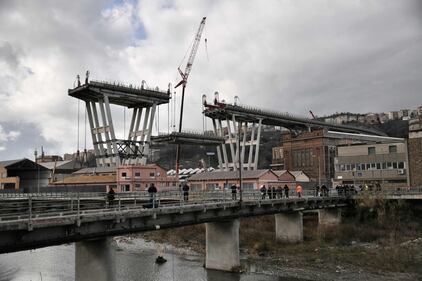 Ponte Morandi, le immagini della demolizione della trave tampone 5