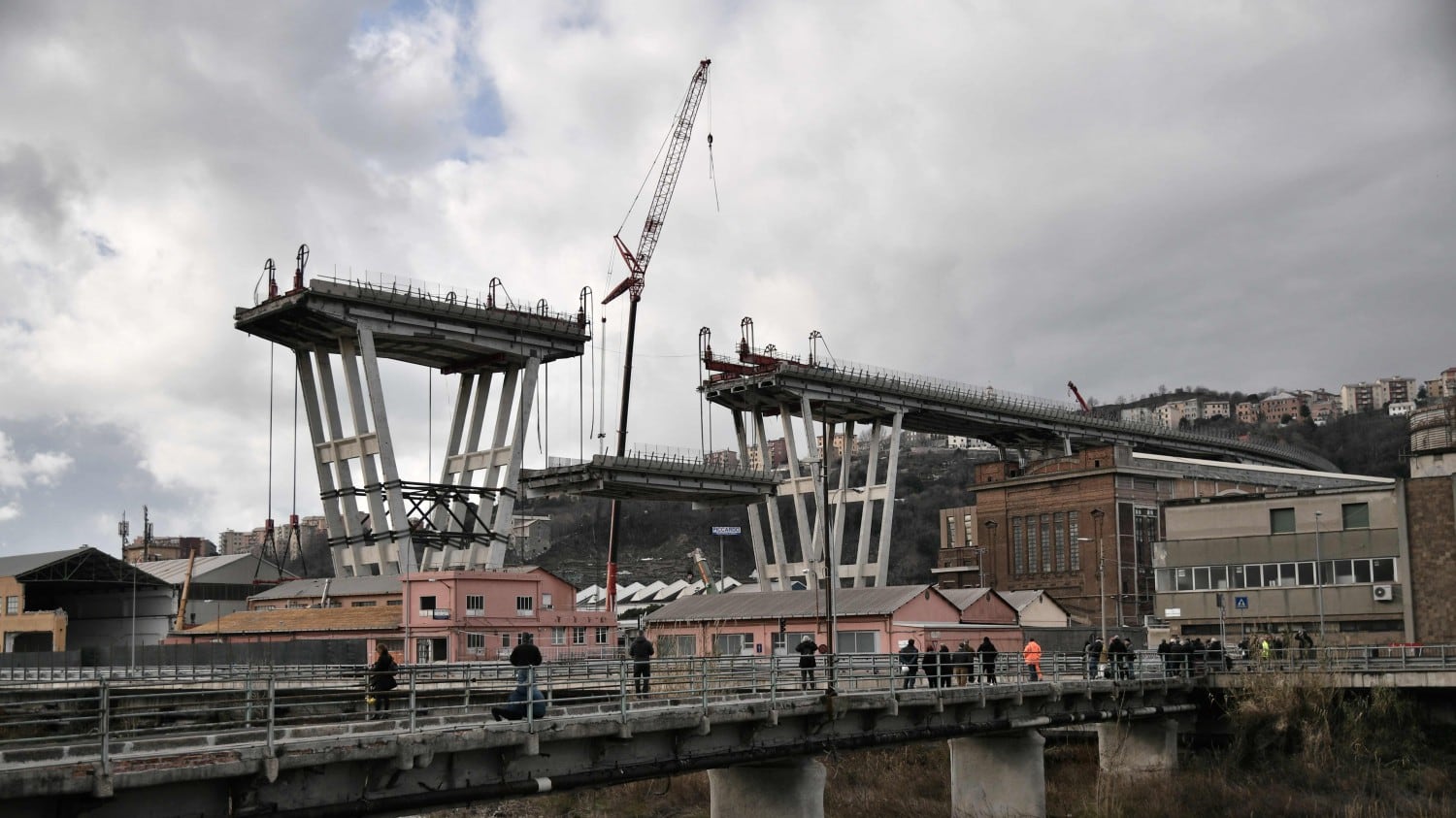 Addio al ponte Morandi. La demolizione si fa show