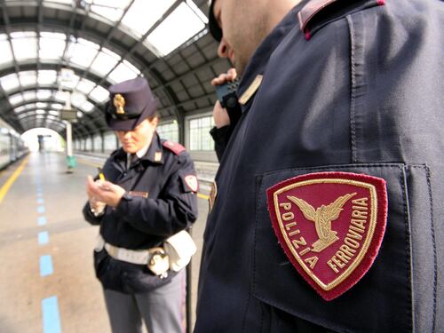 Tenta di borseggiare una donna, pendolare lo fa denunciare