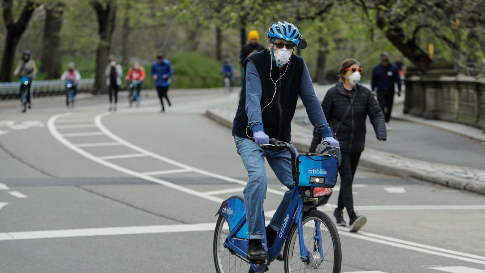Il coronavirus non ferma Central Park: centinaia di persone al parco