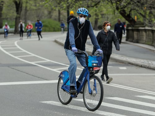 Il coronavirus non ferma Central Park: centinaia di persone al parco
