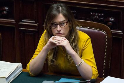 La Boschi in Aula attaccata al cellulare 2