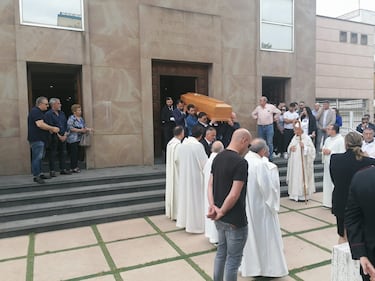 Il funerale di Giulia Tramontano: folla e palloncini bianchi per l'ultimo addio 2