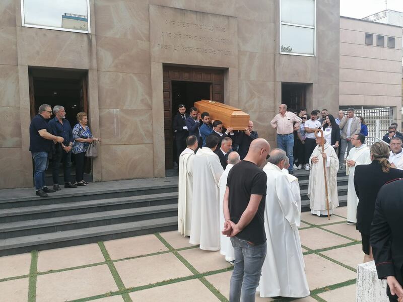 Il funerale di Giulia Tramontano: folla e palloncini bianchi per l'ultimo addio 2