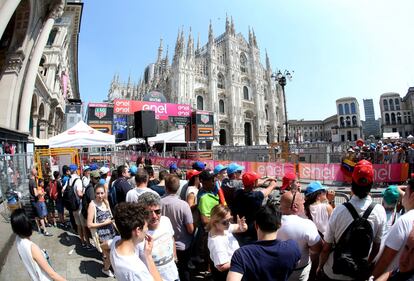 Ultima tappa del Giro d'Italia, i tifosi in attesa a Milano 1