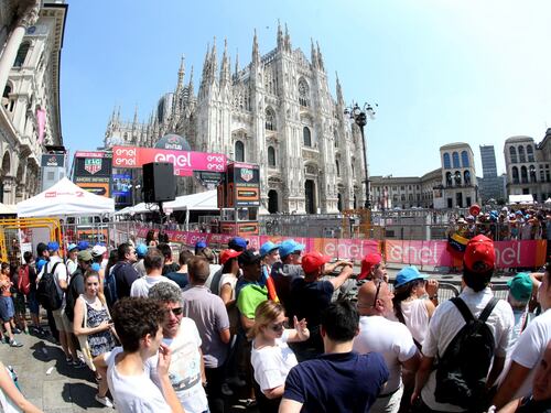 Ultima tappa del Giro d'Italia, i tifosi in attesa a Milano