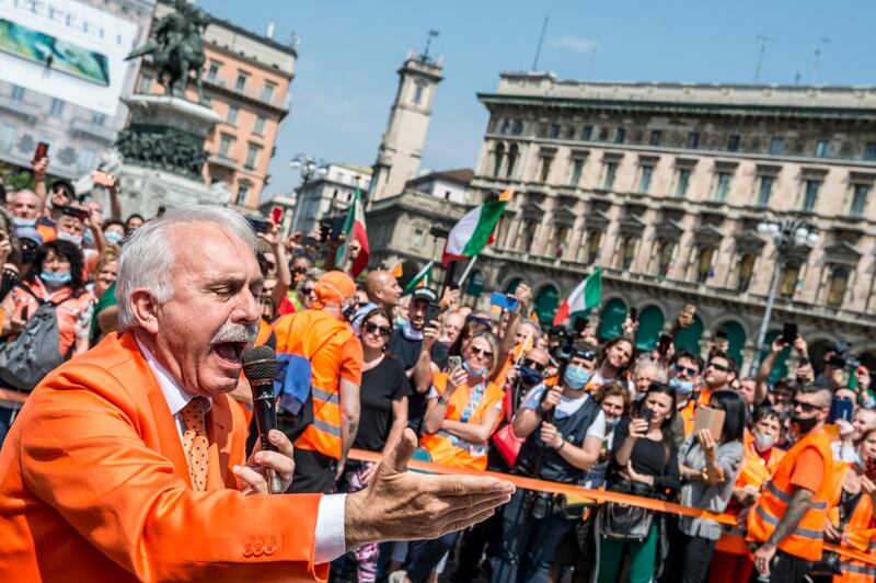 I Gilet arancioni in piazza Duomo 5