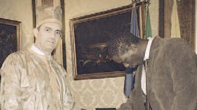 Ci mancava Giggino "'o senegalese" De Magistris nei panni dell'immigrato