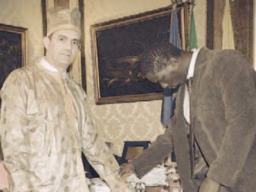 Ci mancava Giggino "'o senegalese" De Magistris nei panni dell'immigrato