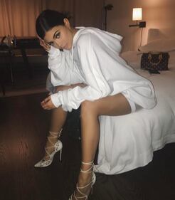 Kylie Jenner sexy alla finestra 19