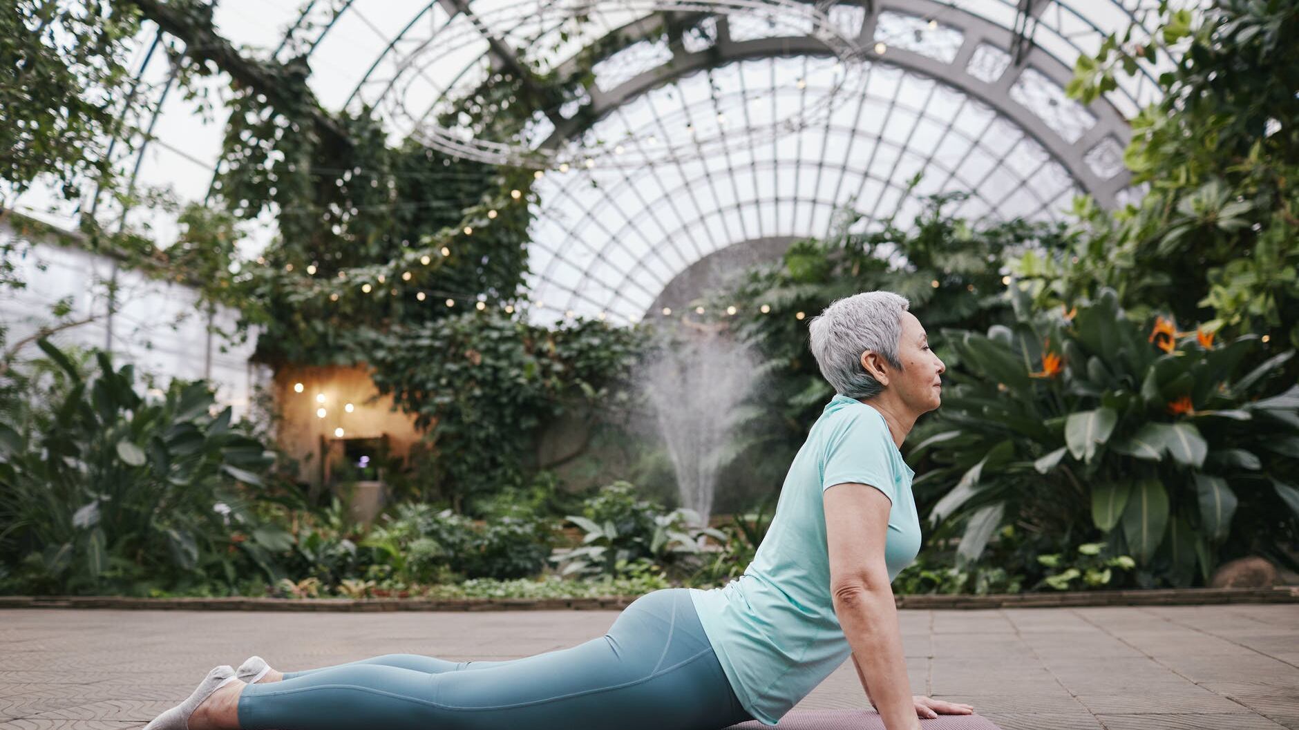 Esercizi di stretching per la schiena: i migliori a 60 anni