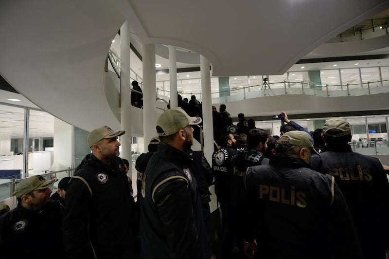Turchia, scontri dopo il sequestro del quotidiano 19