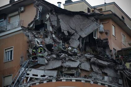 Roma, crollano tre piani di un palazzo 2