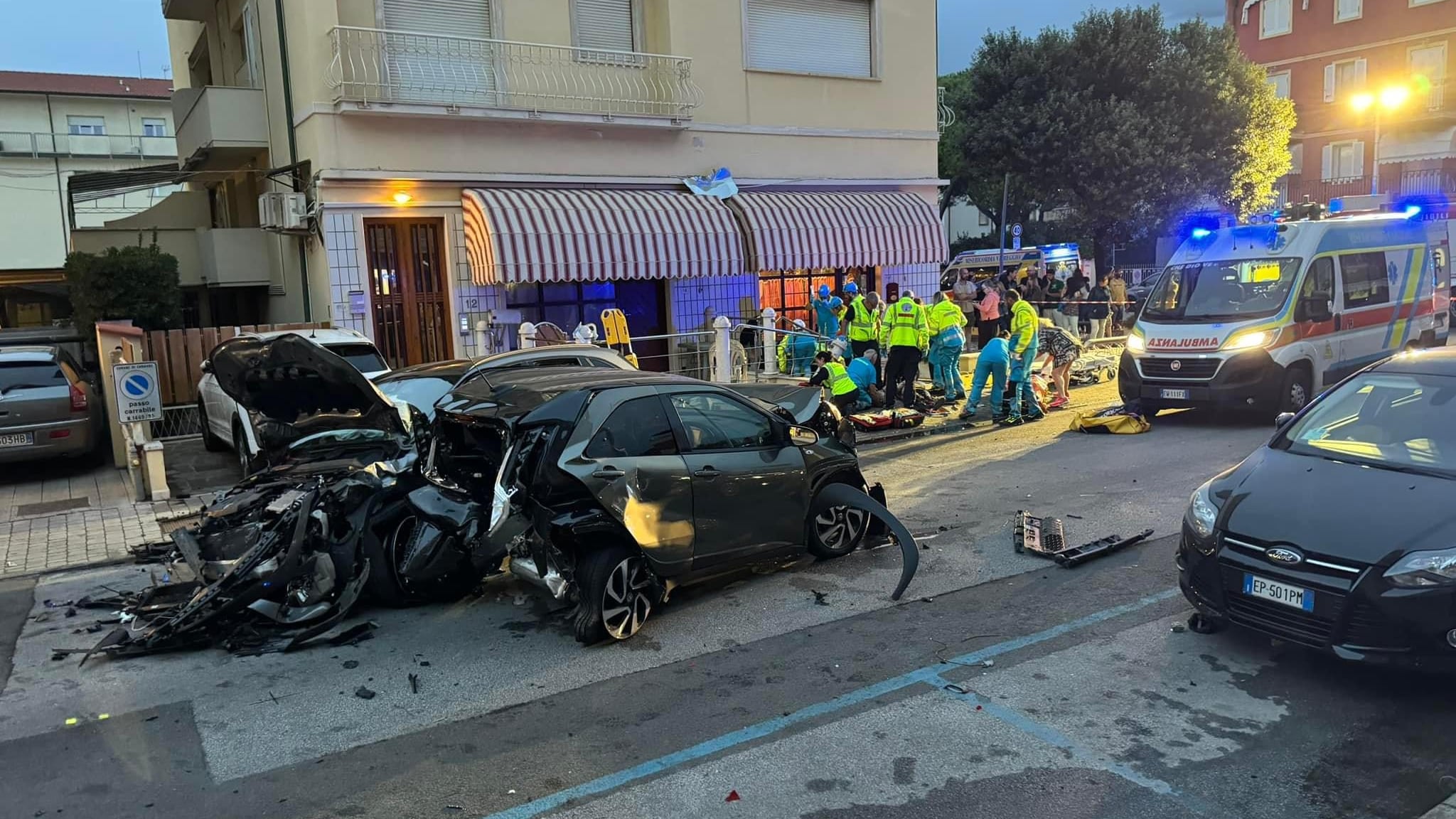 Paura a Lido di Camaiore, auto fuori controllo investe i pedoni: 2 morti e 6 feriti