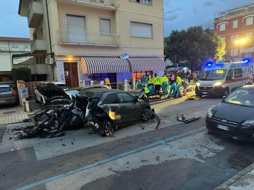 Paura a Lido di Camaiore, auto fuori controllo investe i pedoni: 2 morti e 6 feriti