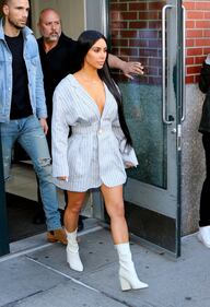 Kim Kardashian hot: bionda e scollata su Twitter 25