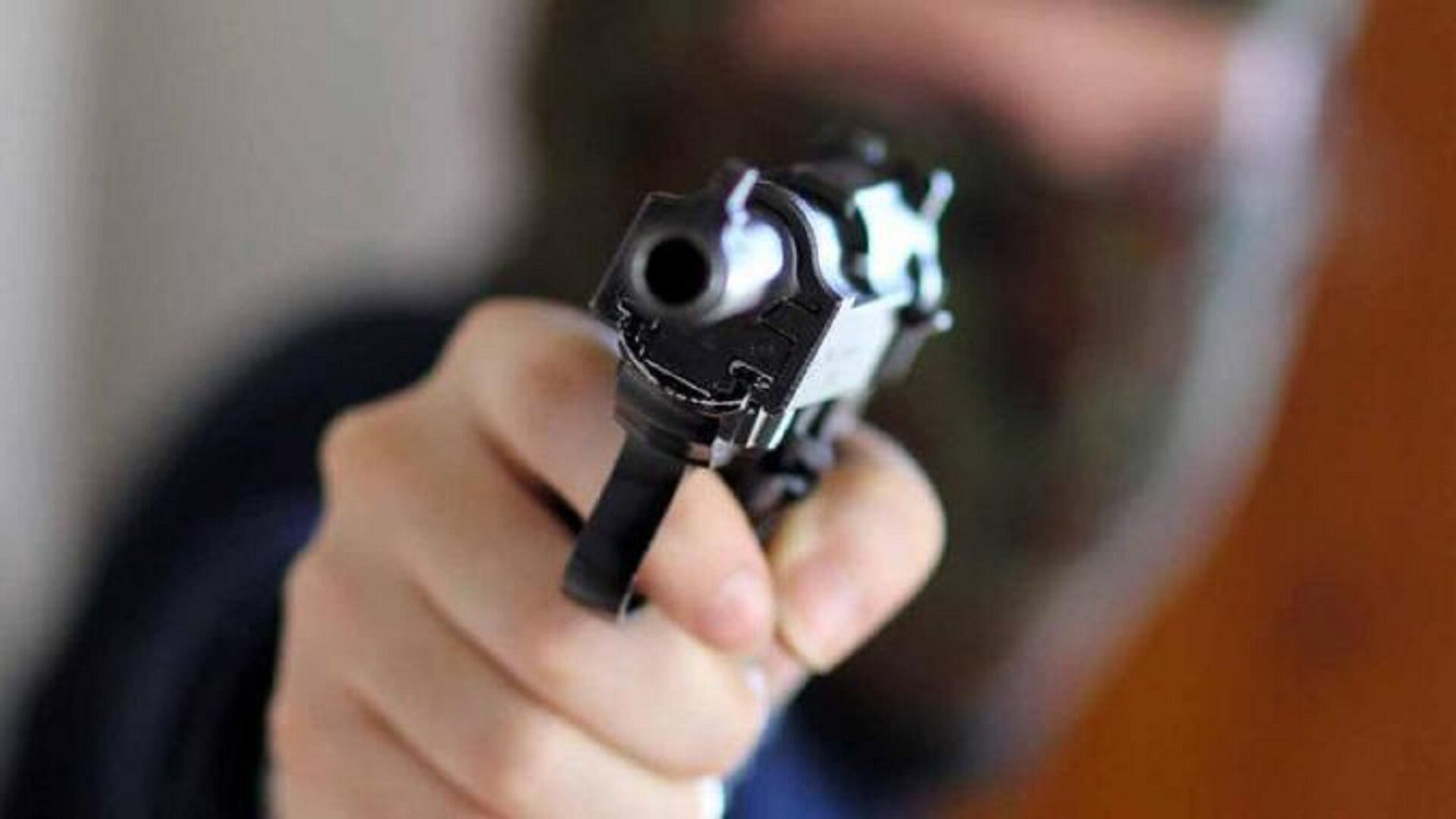Vogliono rubargli l'auto Spara ai ladri: un morto
