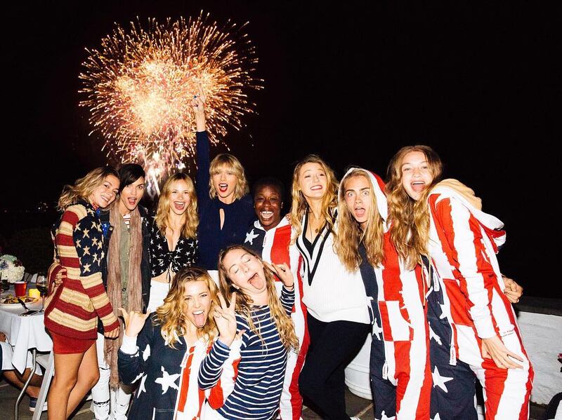 Taylor Swift: i festeggiamenti del 4 luglio con le amiche supermodelle e il nuovo fidanzato Tom 6