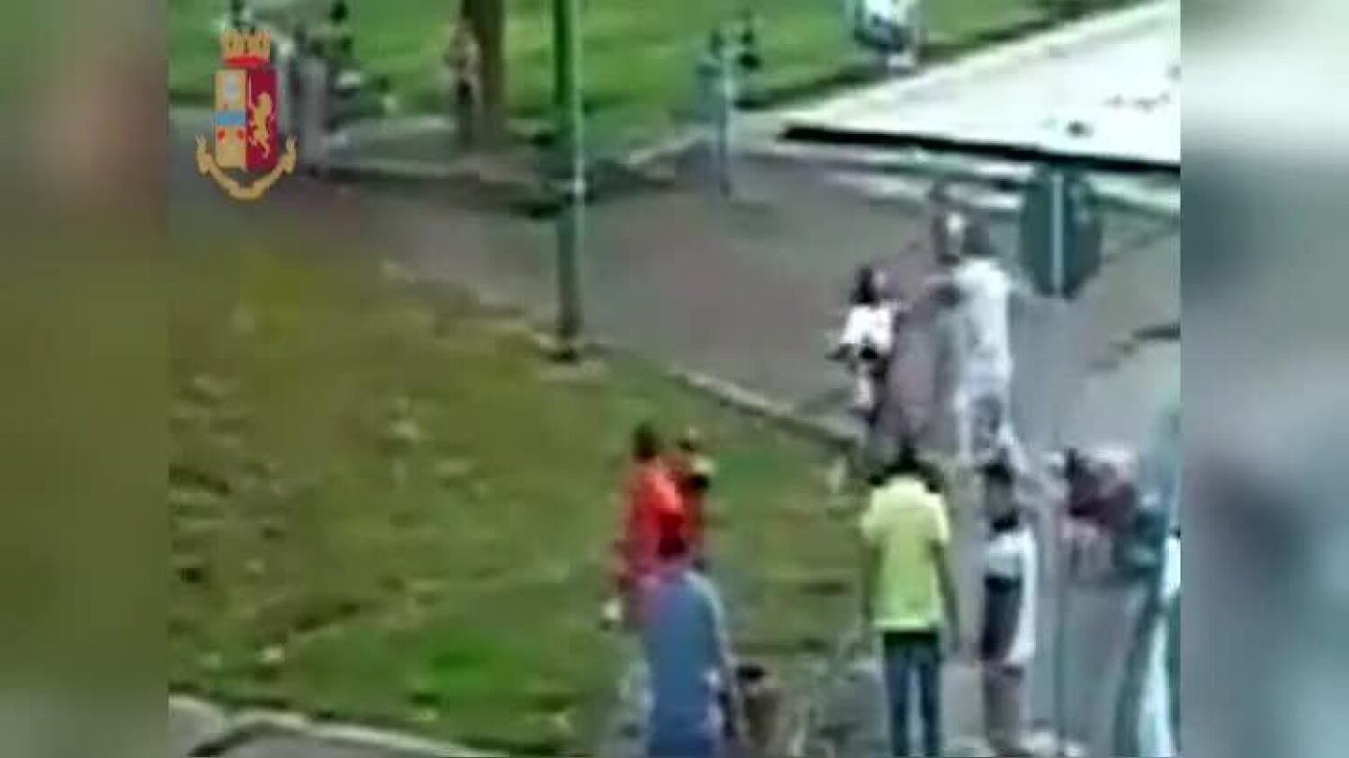 Accoltella per strada un uomo e i due figli