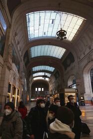 Vento a Milano, si stacca parte del tetto della stazione Centrale 2