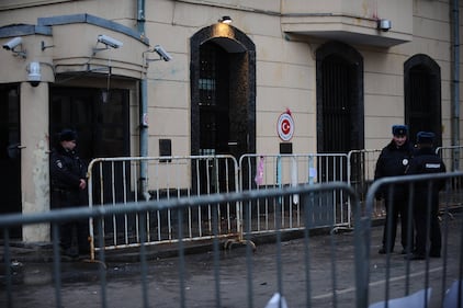 Mosca, sassi e uova contro l'ambasciata turca 7