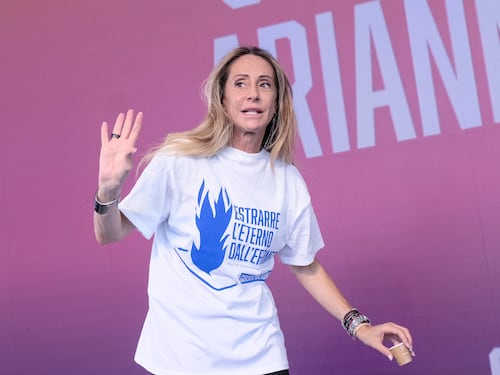 "Estrarre l'eterno dall'effimero". Cosa c'è dietro la t-shirt di Arianna Meloni sfoggiata a Fenix 2025