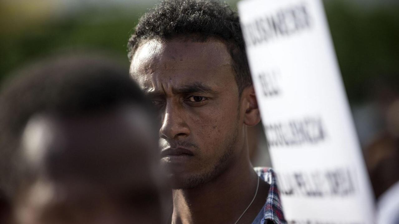 Immigrato non sa leggere l'italiano: sindaco gli nega la cittadinanza