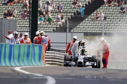 La Mercedes di Hamilton va in fiamme 5