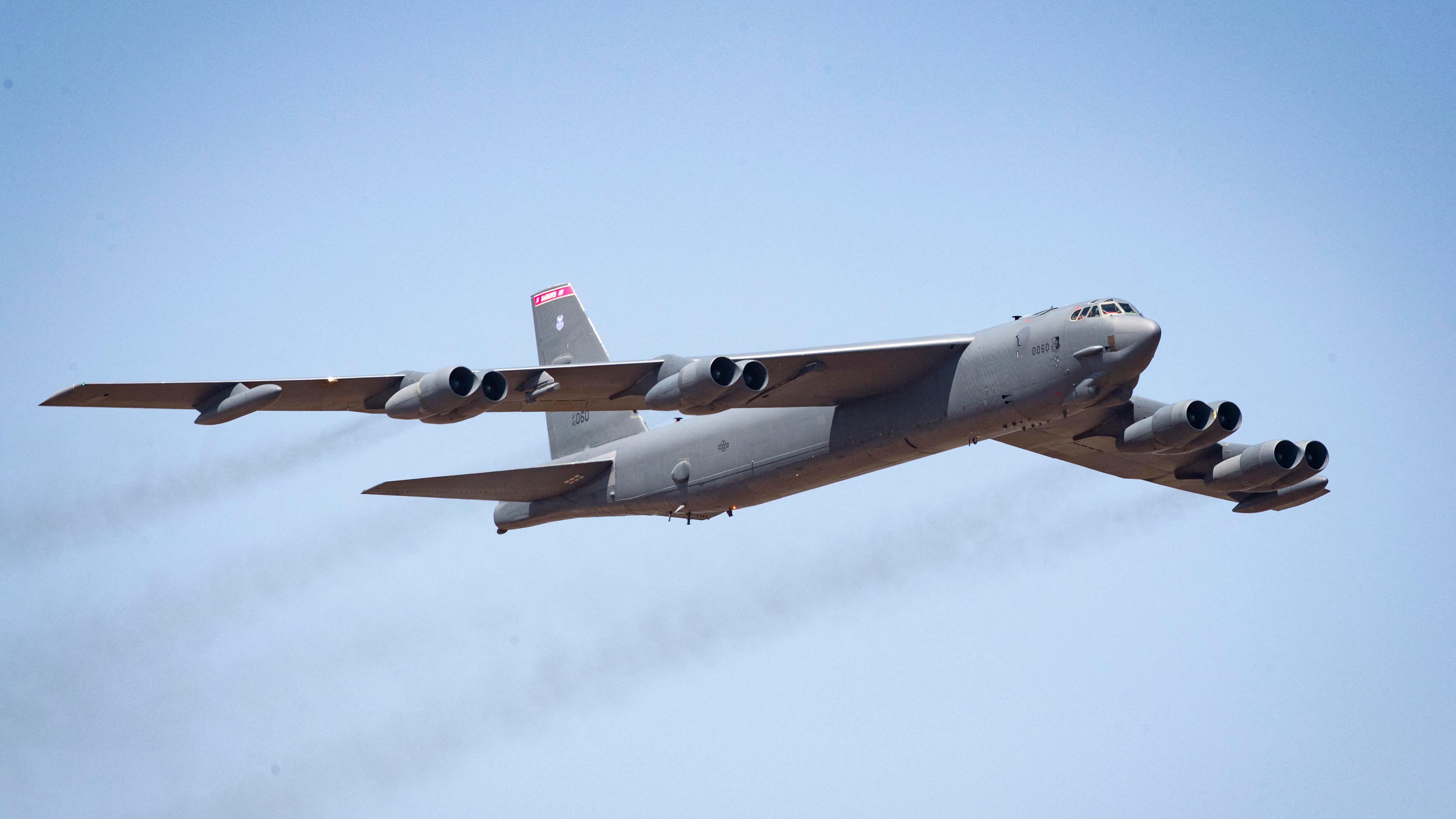 Tensione nei cieli: la Russia intercetta bombardieri Usa ai confini. E i droni ucraini colpiscono la Crimea